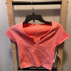 CROPPED TOP. NEW WITH TAGS. SIZE S.